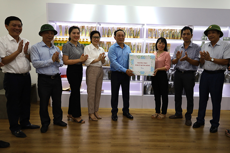 Đồng chí Trần Hải Châu tặng quà HTX sản xuất cây dược liệu sạch và kinh doanh nông nghiệp xã Cự Nẫm.