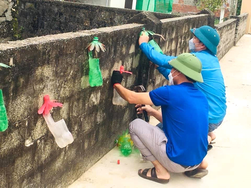 Nhân dân xã Quảng Hưng tích cực hưởng ứng mô hình đường hoa từ nhựa tái chế, góp phần làm đẹp các tuyến đường, bảo đảm TTATGT.