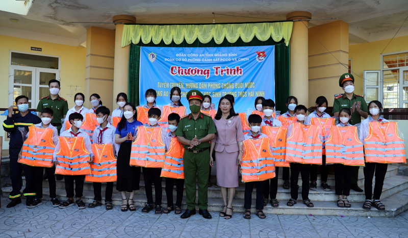 Tặng áo phao cho các em HS xã Hải Ninh