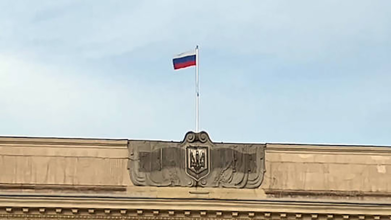 Quốc kỳ Nga trên nóc một tòa nhà ở Kherson, Ukraine, tháng 4/2022. Ảnh: Sputnik