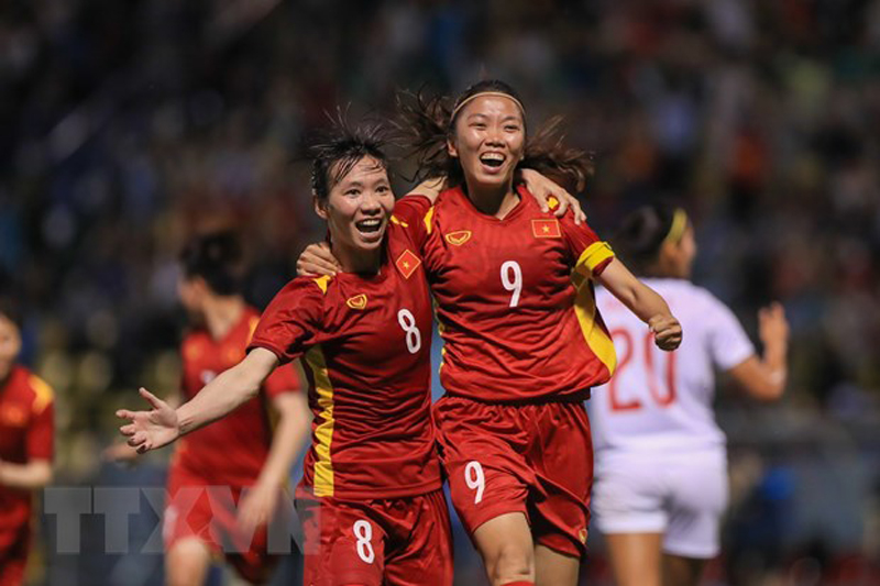 Tiền vệ Thùy Trang (số 8) và đội trưởng Huỳnh Như (số 9) ăn mừng bàn thắng nâng tỷ số lên 2-1. (Ảnh: Hoàng Linh/TTXVN)