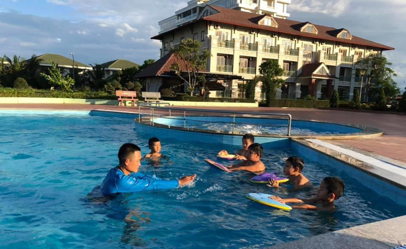 Dạy bơi cho trẻ em ở bể bơi khách sạn Hải Đăng (TP. Đồng Hới).