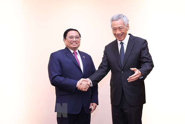 Thủ tướng Phạm Minh Chính gặp Thủ tướng Singapore Lý Hiển Long. (Ảnh: Dương Giang/TTXVN)