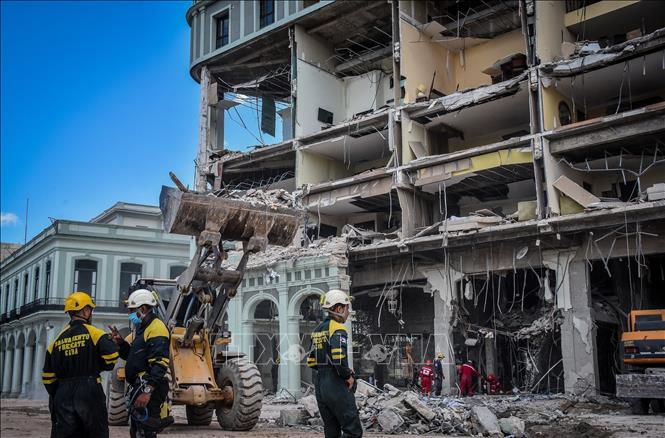 Lực lượng cứu hộ khắc phục hậu quả tại hiện trường vụ nổ Khách sạn Saratoga ở thủ đô La Habana, Cuba, ngày 8/5/2022. Ảnh: AFP/TTXVN