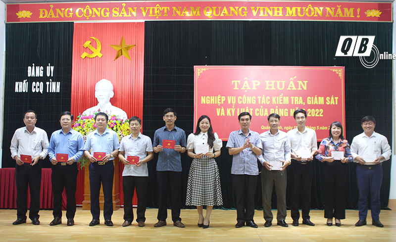  Đại diện lãnh đạo Đảng ủy Khối các cơ quan tỉnh trao giấy chứng nhận cho các học viên.