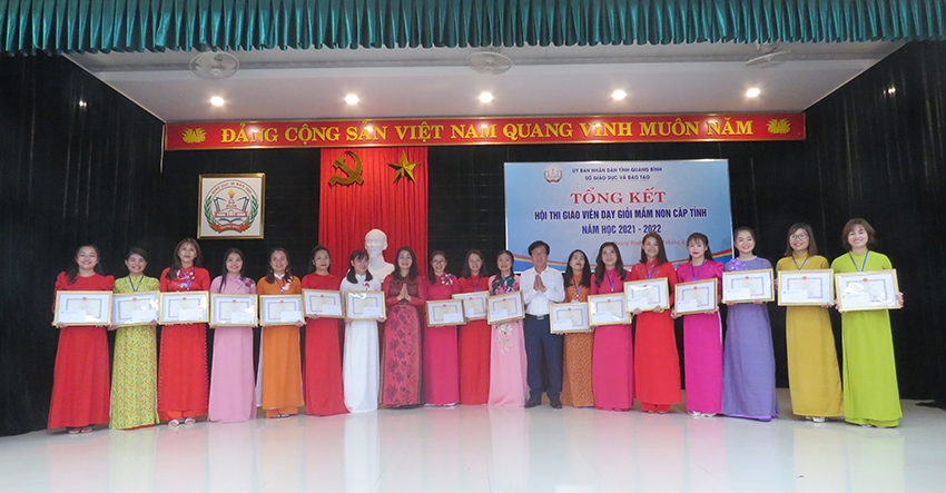 Ban tổ chức trao giải ba cho các GV đạt giải