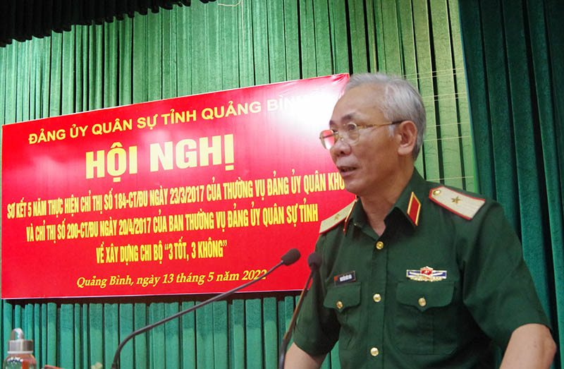 Thiếu tướng Nguyễn Đức Hóa, Ủy viên Ban Thường vụ Đảng ủy, Phó Chính ủy Quân khu 4 phát biểu chỉ đạo.