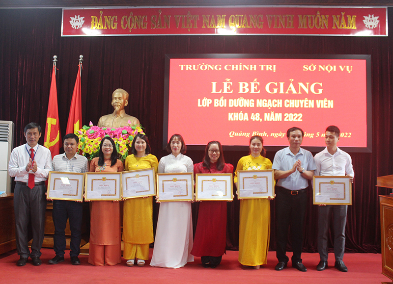 Đại diện lãnh đạo Sở Nội vụ và Trường Chính trị tỉnh tặng giấy khen cho các học viên có thành tích xuất sắc.