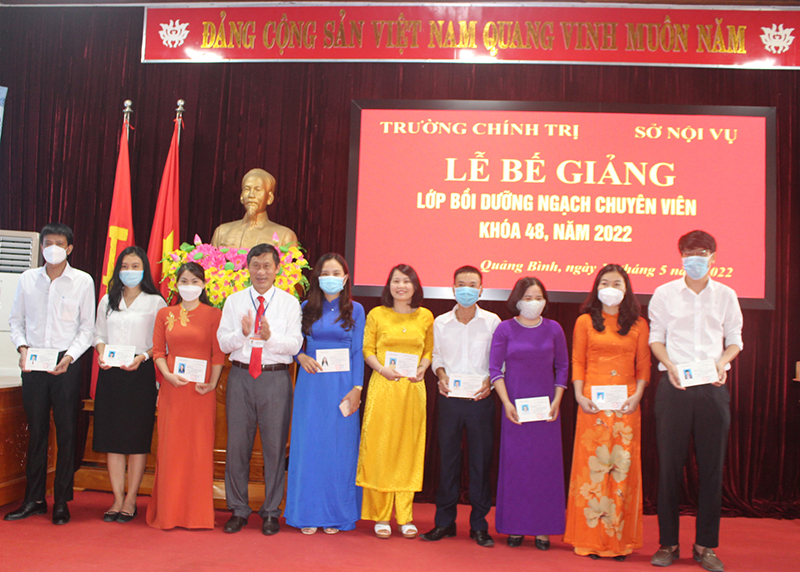  Đại diện lãnh đạo Trường Chính trị tỉnh trao chứng chỉ cho các học viên.