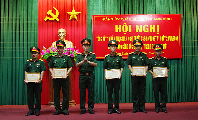 Đại tá Đinh Xuân Hướng, Phó bí thư Đảng ủy, Chính ủy Bộ Chỉ huy Quân sự tỉnh trao thưởng cho các cá nhân tiêu biểu.
