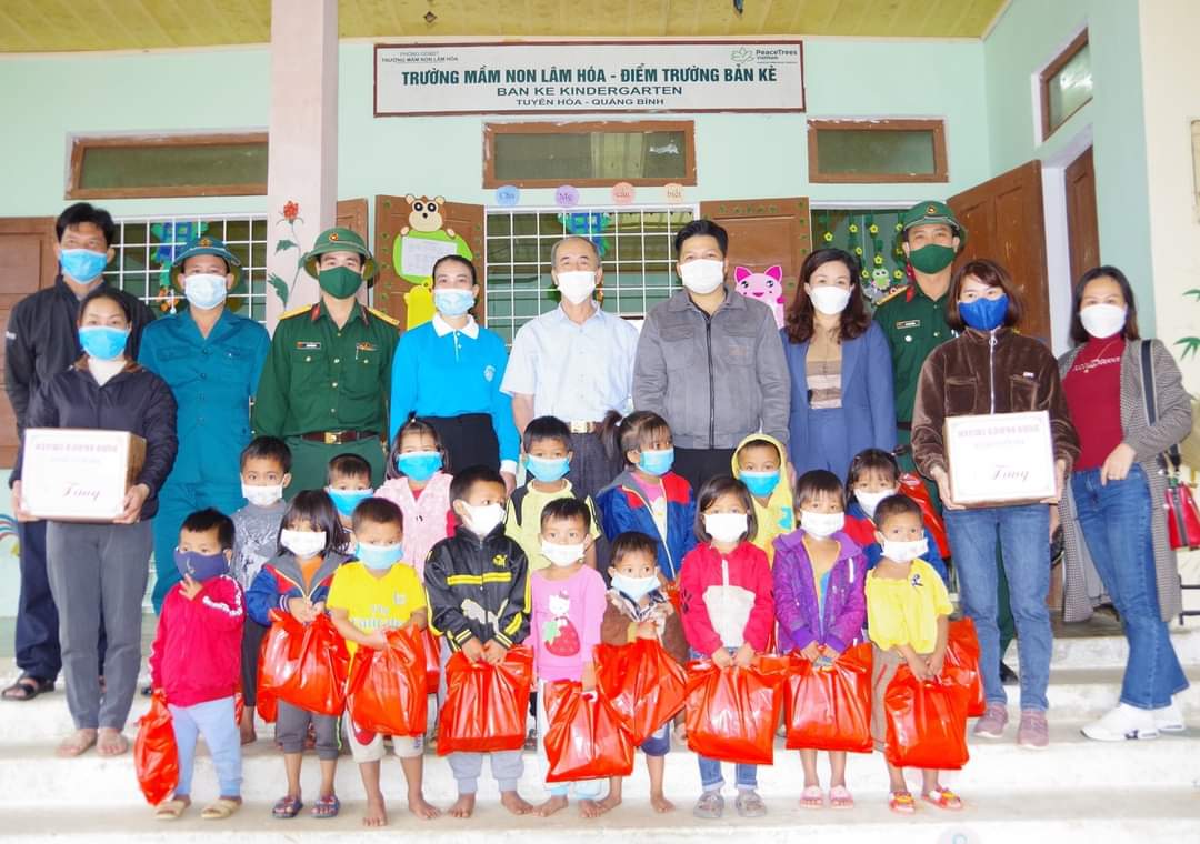 Ban CHQS huyện Tuyên Hóa tặng quà cho học sinh tại các điểm trường ở xã Lâm Hóa.