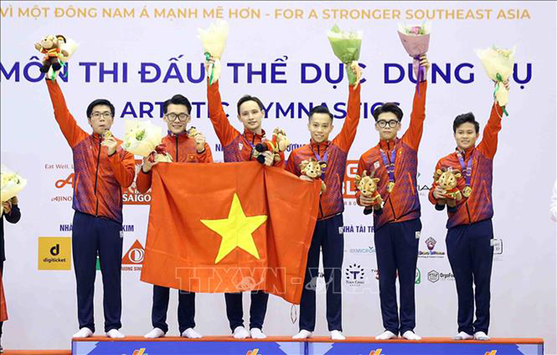 Đội tuyển Thể dục dụng cụ Việt Nam giành HCV nội dung đồng đội nam với thành tích 331,250 điểm. Ảnh: Phạm Kiên/TTXVN