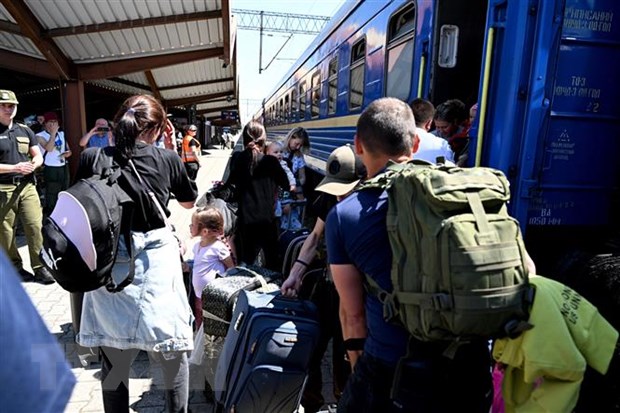 Người tị nạn từ thành phố Odessa, Ukraine, sơ tán tới Przemysl, Ba Lan, ngày 12/5. (Ảnh: PAP/TTXVN)