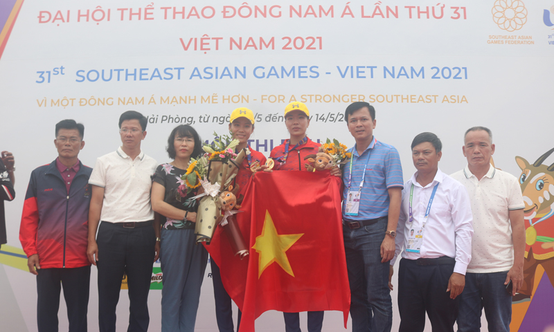 Lãnh đạo Sở VH-TT Quảng Bình đến tặng hoa chúc mừng và động viên 2 VĐV.