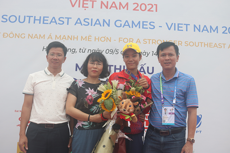 Bà Nguyễn Thị Bích Thuỷ, Giám đốc Sở VH&TT Quảng Bình tặng hoa chúc mừng VĐV Lường Thị Thảo khi giành được 2 HCV tại SEA Games 31.