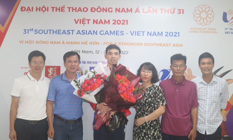 Lãnh đạo Sở VH-TT tỉnh Quảng Bình tặng hoa chúc mừng Nguyễn Huy Hoàng.