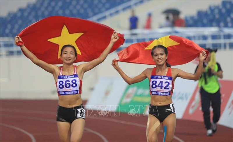VĐV Nguyễn Thị Oanh (868, Việt Nam) giành HCV nội dung chạy 5.000 m nữ và VĐV Phạm Thị Hồng Lệ (842, Việt Nam) giành HCB. Ảnh: Huy Hùng/TTXVN
