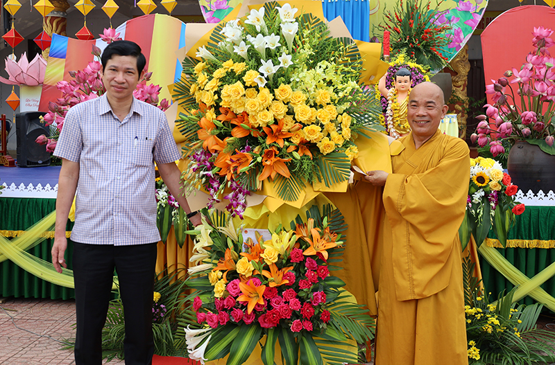 Đồng chí Phó Chủ tịch UBND tỉnh Hồ An Phong tặng hoa chúc mừng Ban Trị sự Giáo hội Phật giáo Việt Nam tỉnh.