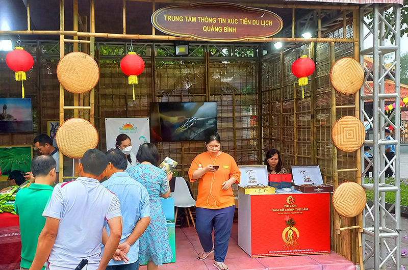 Du khách tìm hiểu các sản phẩm du lịch Quảng Bình tại Lễ hội Du lịch Hà Nội năm 2022.