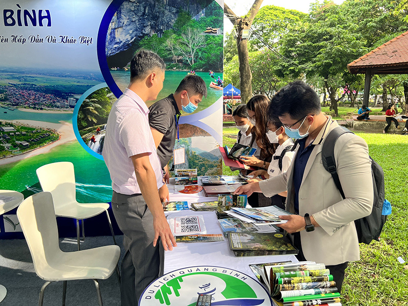 Gian hàng Du lịch Quảng Bình thu hút sự quan tâm của du khách tại Ngày hội Du lịch TP. Hồ Chí Minh năm 2022.