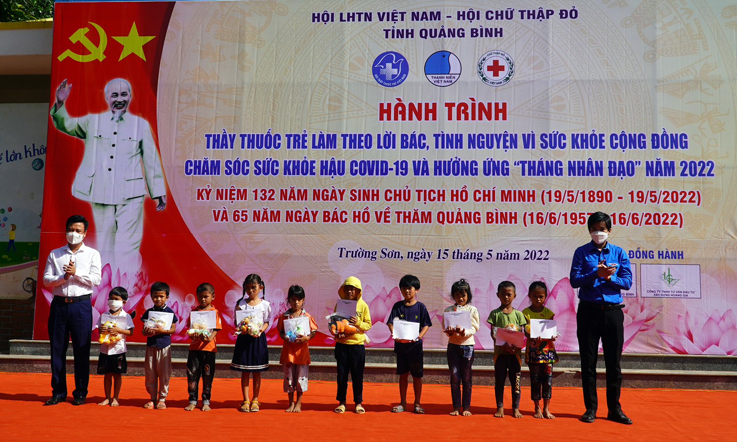 Đồng chí Trần Quốc Tuấn, Bí thư Huyện ủy Quảng Ninh và lãnh đạo Hội LHTN Việt Nam tỉnh tặng quà cho học sinh nghèo.