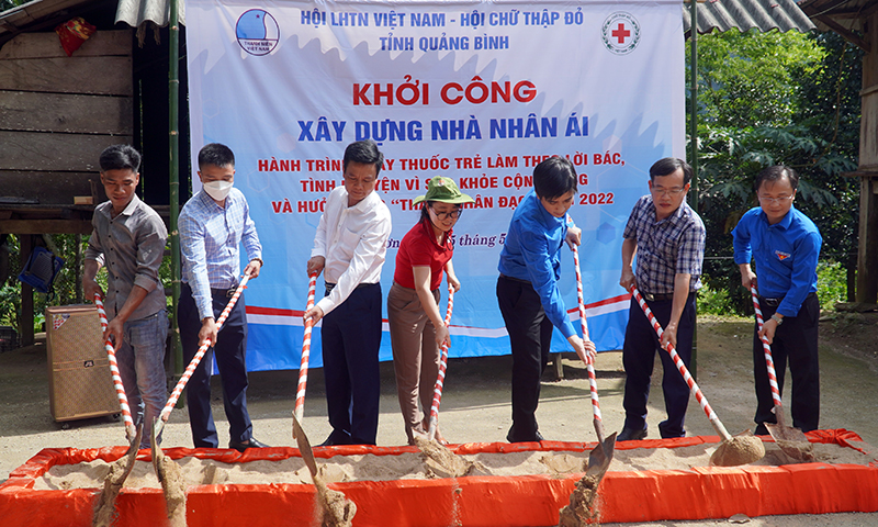 Các đại biểu tham gia khởi công xây dựng nhà nhân ái tại bản Khe Cát.