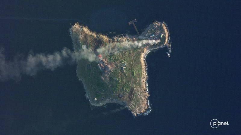Ảnh chụp vệ tinh cho thấy cột khói bốc cao tại đảo Rắn sau cuộc giao tranh ngày ngày 8/5. Ảnh: Reuters