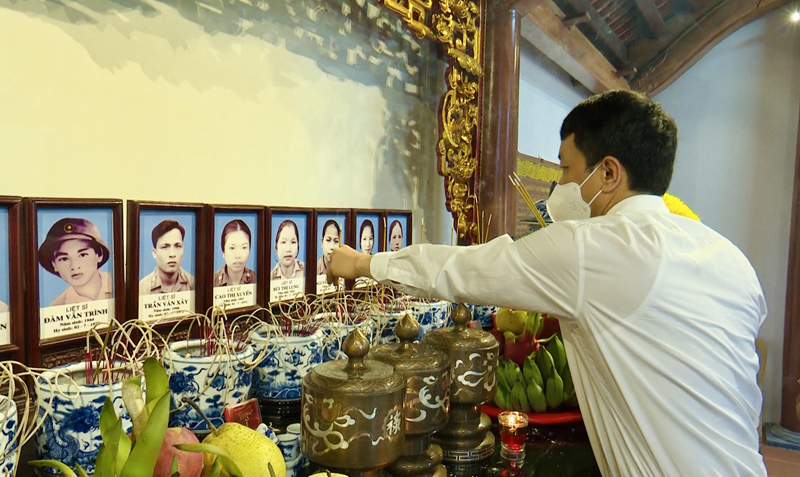 Đồng chí Bí thư Huyện ủy Tuyên Hóa Nguyễn Hoài Nam thắp hương tưởng nhớ các anh hùng liệt sỹ tại Khu di tích lịch sử hang Lèn Hà.