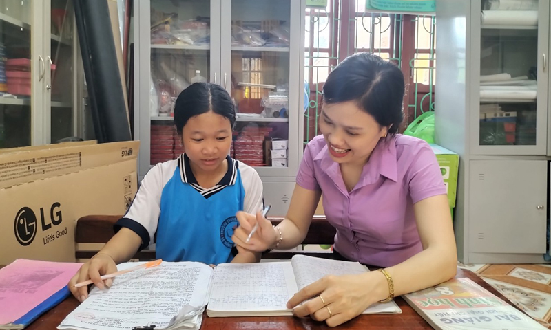 Cô Nguyễn Thị Thanh tận tình với học sinh.