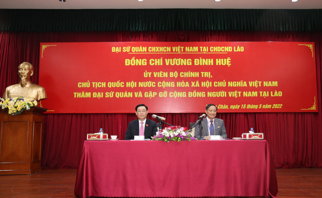 Chủ tịch Quốc Hội Vương Đình Huệ và Đại sứ Việt Nam tại Lào Nguyễn Bá Hùng (phải) tại cuộc gặp gỡ với kiều bào, chiều 15/5.