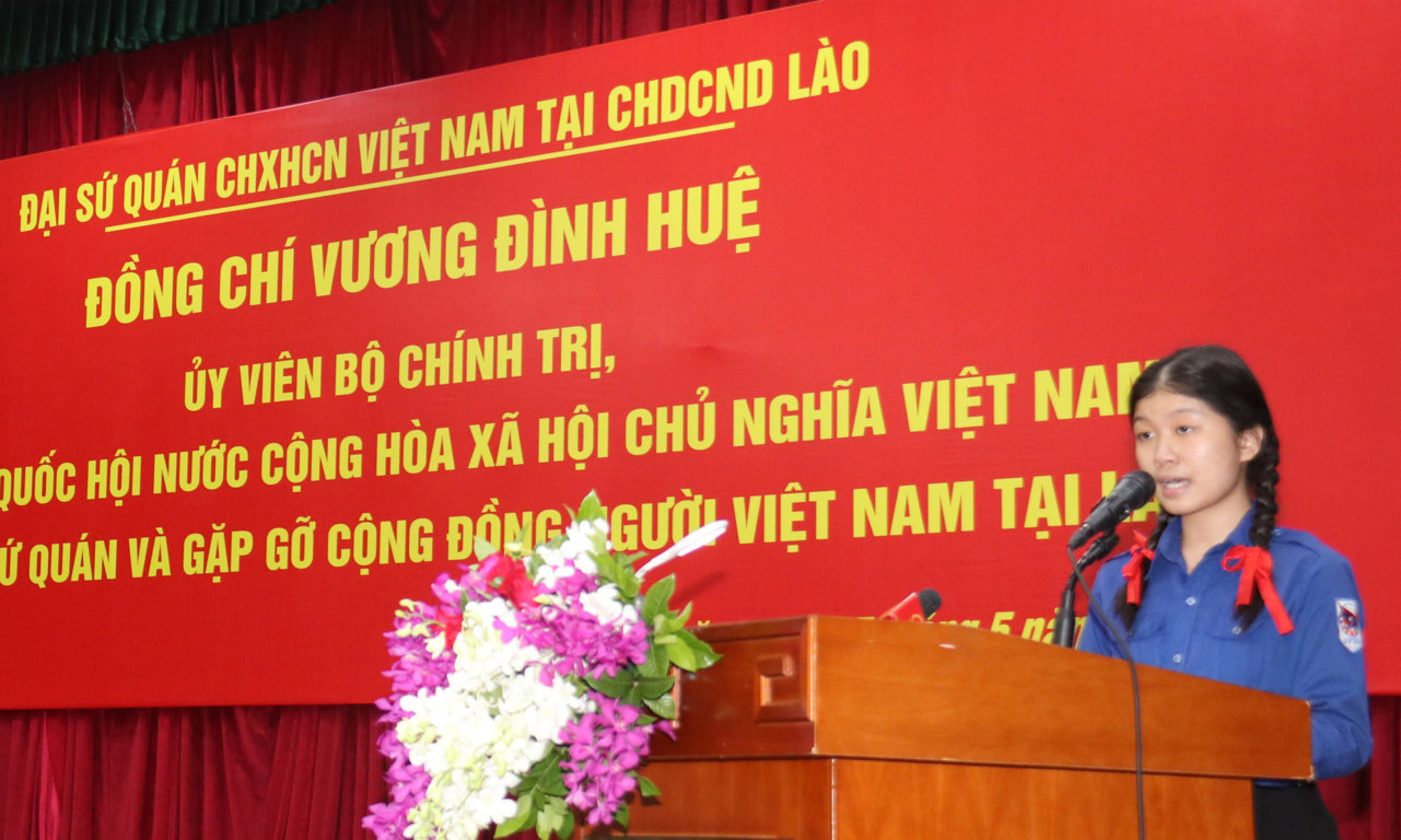  Em Thatsani Phomasy, học sinh lớp 11A Trường song ngữ Lào-Việt Nam Nguyễn Du phát biểu.