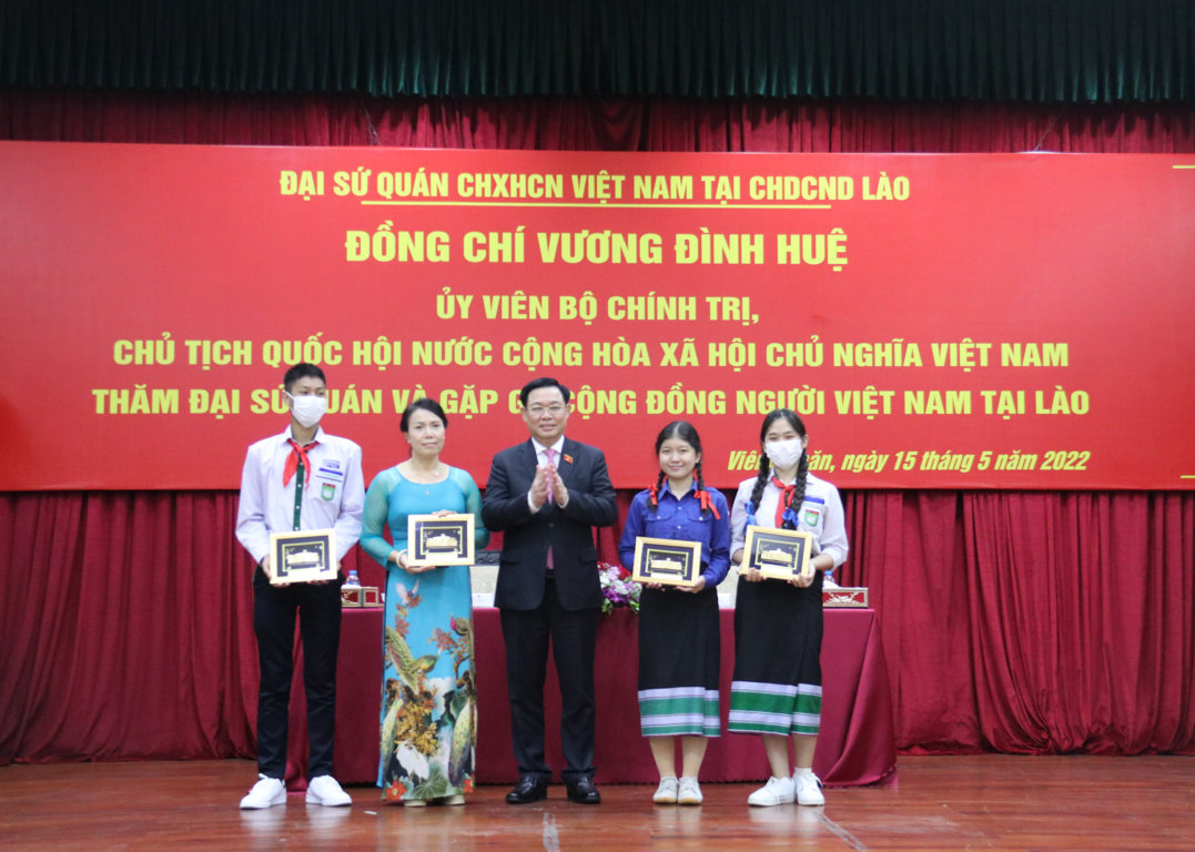 Chủ tịch Quốc hội tặng quà giáo viên và học sinh Trường song ngữ Lào-Việt Nam Nguyễn Du