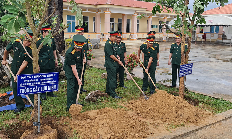 Đoàn công tác Bộ CHQS tỉnh Quảng Bình trồng cây lưu niệm trong doanh trại Đội 589