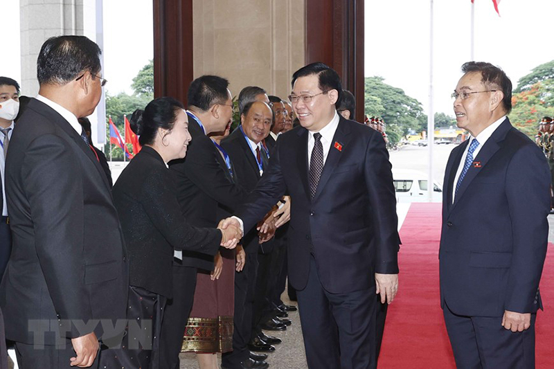 Chủ tịch Quốc hội Vương Đình Huệ với các thành viên Đoàn đại biểu Quốc hội Lào tại lễ đón. (Ảnh: Doãn Tấn/TTXVN) 