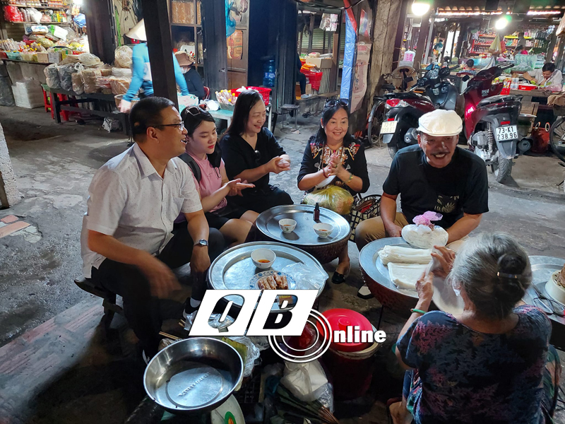 Nhạc sĩ Trần Tiến trải nghiệm âm thực tại chợ Ba Đồn nhân sự kiện giao lưu được tổ chức tại Quảng Trạch.