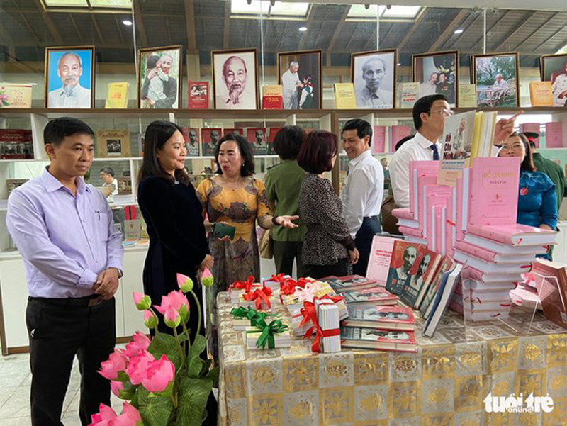 Phòng trưng bày sách về Chủ tịch Hồ Chí Minh vừa được khai trương tại Khu di tích Chủ tịch Hồ Chí Minh. (Nguồn: tuoitre.vn)