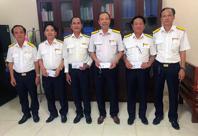 Đồng chí Hà Quyết Thành Chi cục trưởng Chi cục Thuế huyện Lệ Thuỷ khen thưởng các đội thuế hoàn thành chỉ tiêu đăng ký HĐĐT.