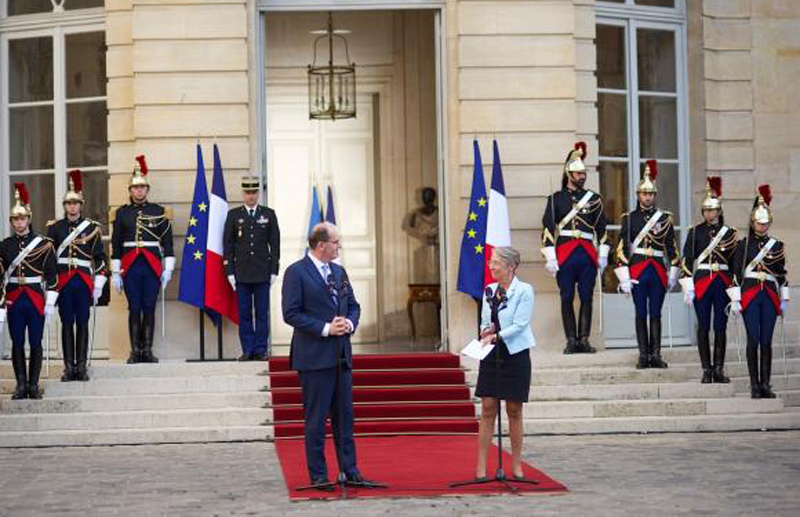 Tân Thủ tướng Elisabeth Borne và cựu Thủ tướng Jean Castex phát biểu tại lễ bàn giao trong Phủ Thủ tướng ở Paris ngày 16/5. (Ảnh: Le Monde) 