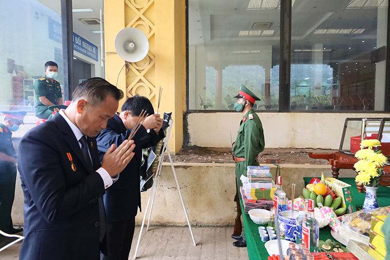 Đại diện Ban Chỉ đạo 515 tỉnh Quảng Bình và Ban Công tác đặc biệt tỉnh Khăm Muộn dâng hương các liệt sỹ