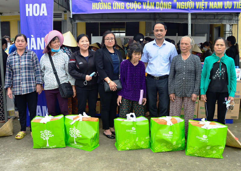 Trao quà tặng cho các hộ gia đình có hoàn cảnh khó khăn tại thôn Lộc Long, xã Xuân Ninh. 