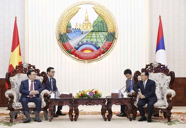 Chủ tịch Quốc hội Vương Đình Huệ hội kiến với Thủ tướng Lào Phankham Viphavanh. (Ảnh: Doãn Tấn/TTXVN)