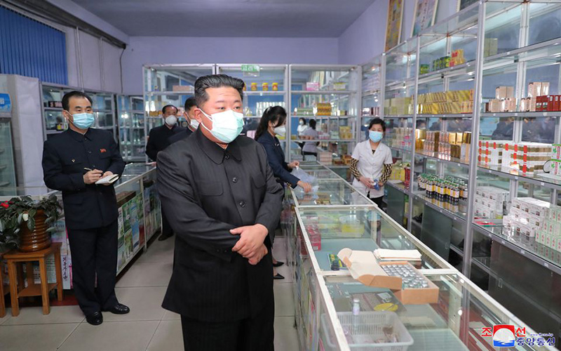   Nhà lãnh đạo Triều Tiên Kim Jong-un đeo khẩu trang trong lúc kiểm tra một hiệu thuốc tại Bình Nhưỡng. Ảnh do KCNA công bố ngày 15/5/2022.