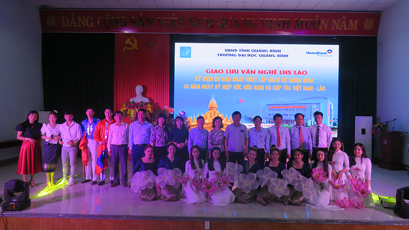 Các đại biểu chụp ảnh lưu niệm với lưu học sinh Lào, Hội hữu nghị Việt - Lào. 