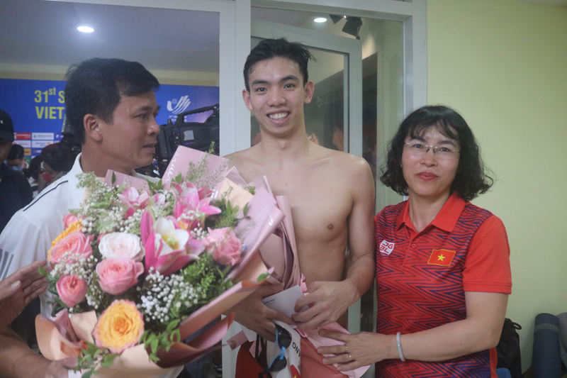 Tối ngày 17/5, lãnh đạo Sở VH-TT tỉnh Quảng Bình tặng hoa, quà chúc mừng VĐV Nguyễn Huy Hoàng.