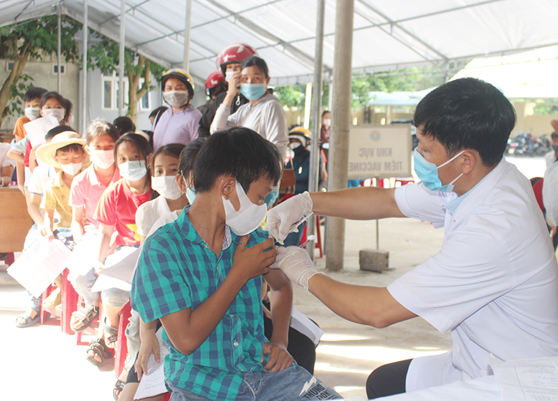 Công tác tiêm vắc-xin phòng Covid-19 cho trẻ 5-11 tuổi đang được huyện Bố Trạch triển khai an toàn, hiệu quả.