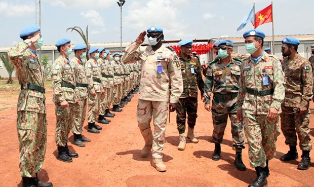 Đại tướng Birame Diop thăm cơ sở vật chất của Bệnh viện dã chiến cấp 2 số 3 tại Bentiu, Nam Sudan. (Nguồn: admm.vn)