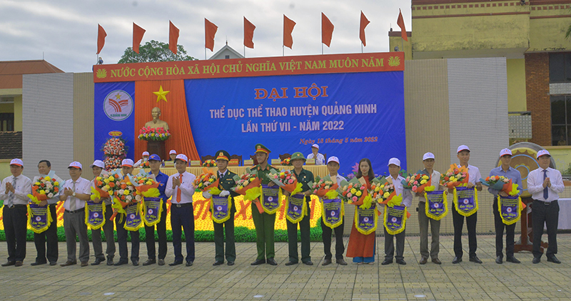 Lãnh đạo huyện Quảng Ninh tặng cờ lưu niệm cho các đơn vị tham gia Đại hội TDTT huyện Quảng Ninh lần thứ VII.