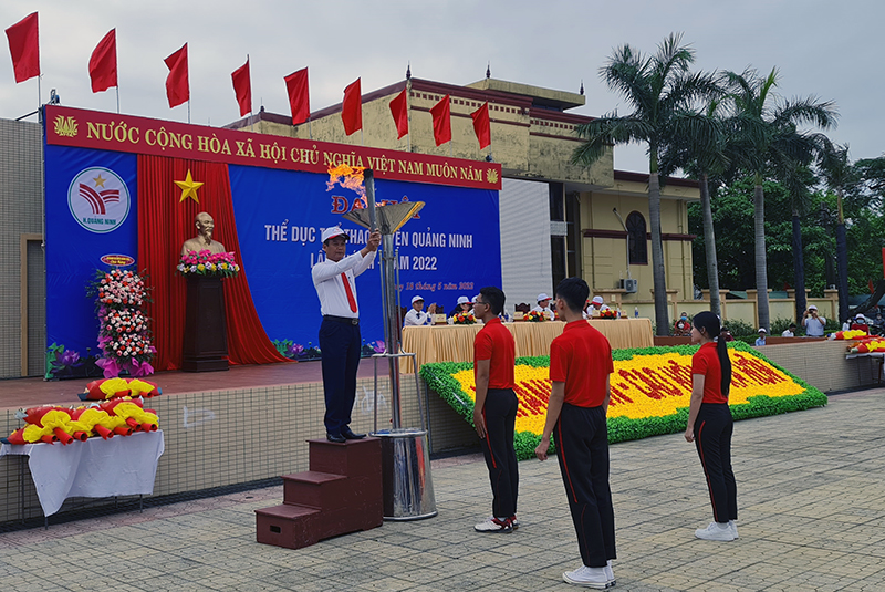 Lãnh đạo huyện Quảng Ninh thắp lửa truyền thống khai mạc Đại hội TDTT huyện Quảng Ninh lần thứ VII.