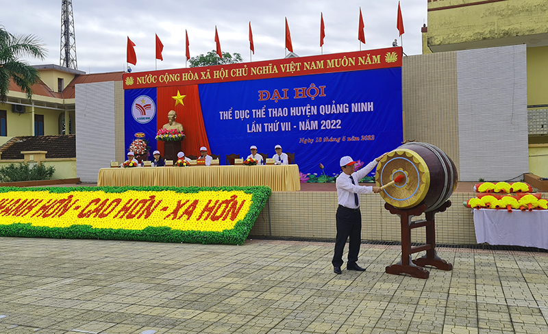 Đồng chí Phạm Trung Đông, Chủ tịch UBND huyện Quảng Ninh đánh trống khai mạc Đại hội TDTT huyện Quảng Ninh lần thứ VII.