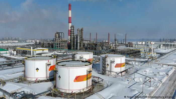 Khu chứa dầu tại thành phố Novokuibyshevsk của Nga. Ảnh: DW